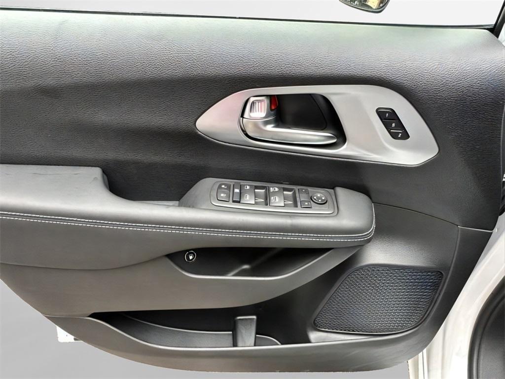 new 2022 Chrysler Pacifica Hybrid car, priced at $39,999