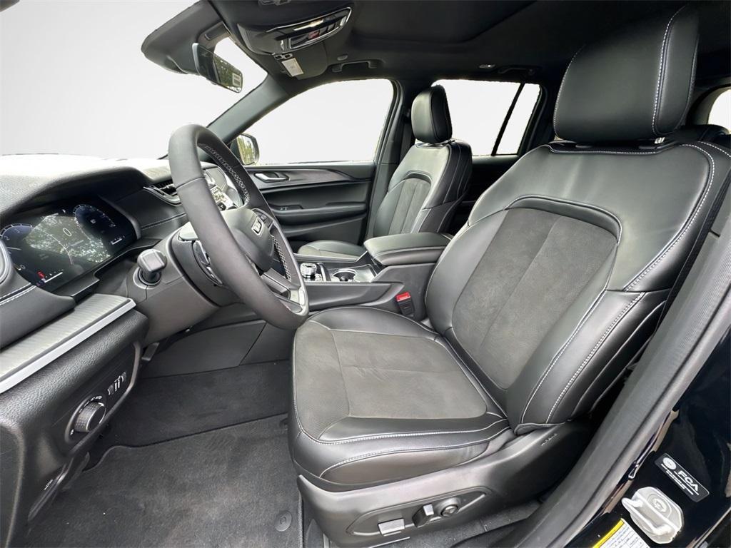 new 2025 Jeep Grand Cherokee car, priced at $40,970