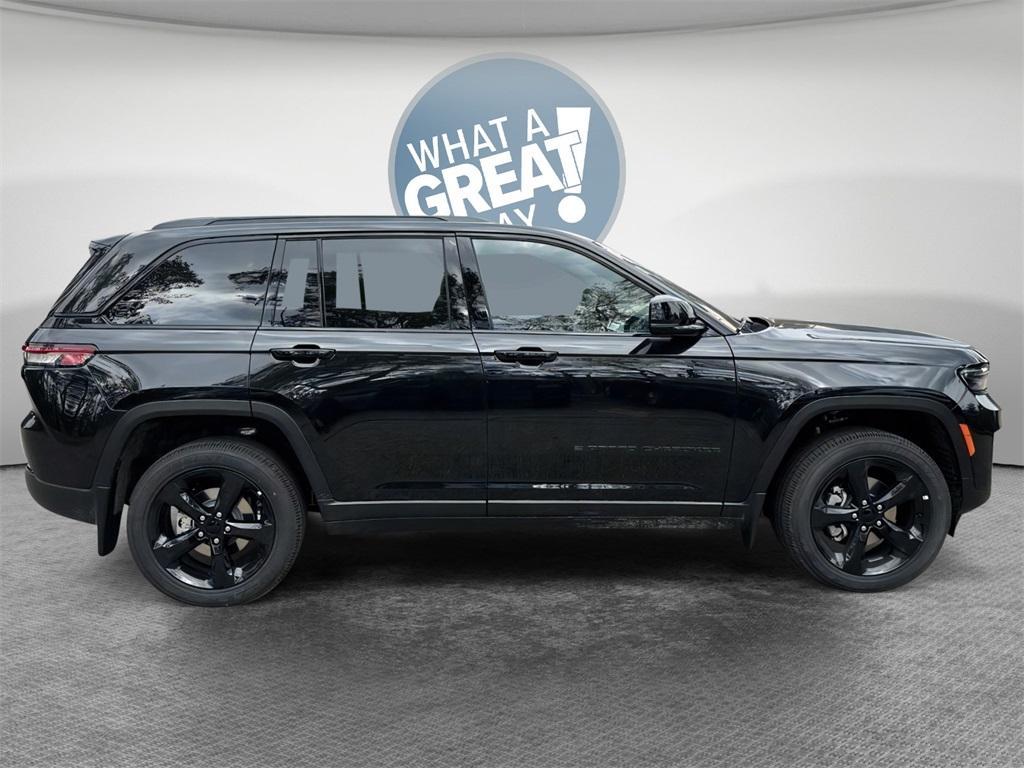 new 2025 Jeep Grand Cherokee car, priced at $40,970