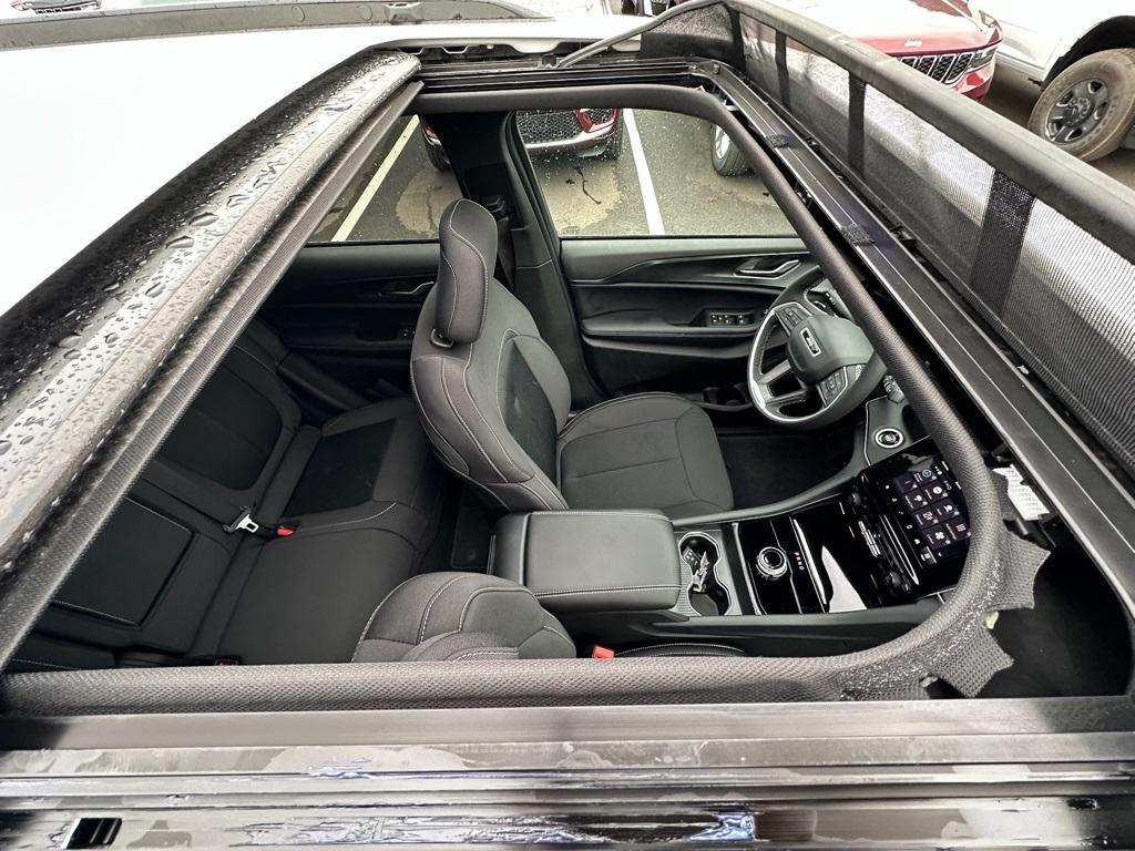 new 2025 Jeep Grand Cherokee car, priced at $38,652