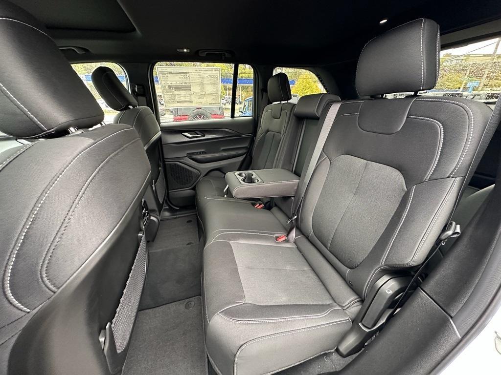 new 2025 Jeep Grand Cherokee car, priced at $38,652