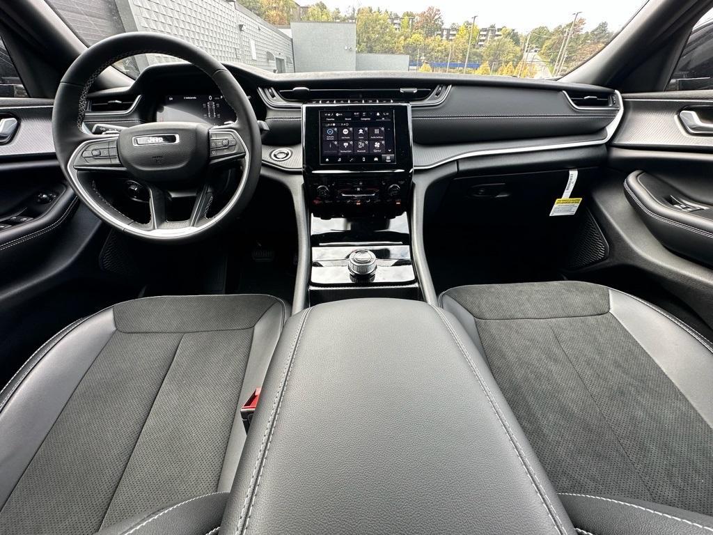 new 2025 Jeep Grand Cherokee car, priced at $40,970