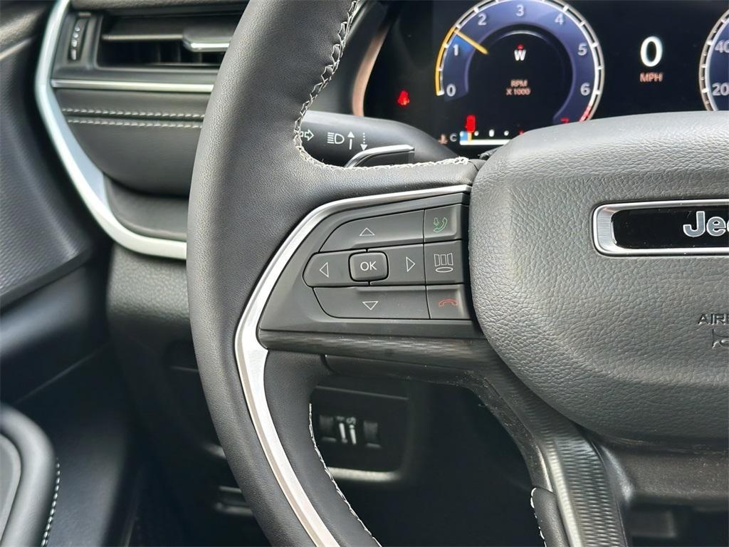 new 2025 Jeep Grand Cherokee car, priced at $39,999