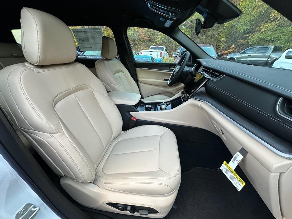 new 2025 Jeep Grand Cherokee L car, priced at $43,720