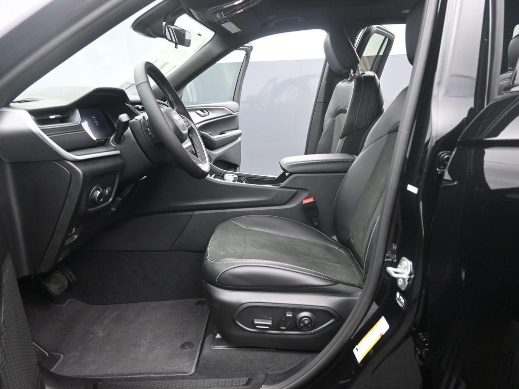 new 2025 Jeep Grand Cherokee car, priced at $46,085