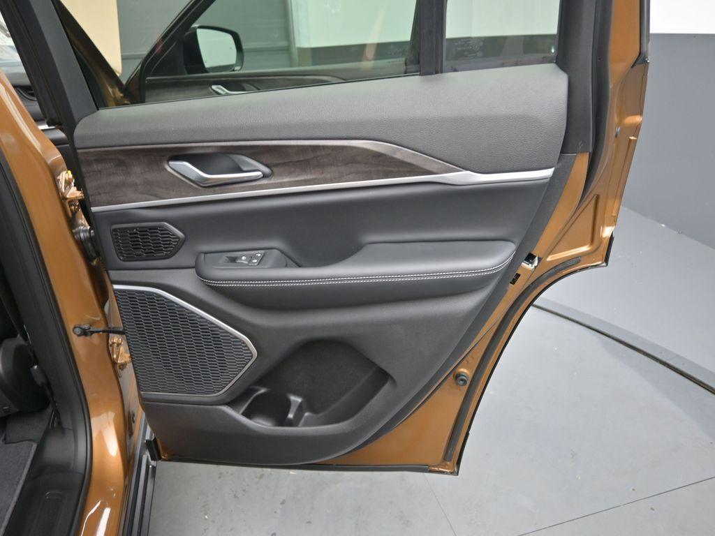 new 2026 Jeep Grand Cherokee car, priced at $45,927