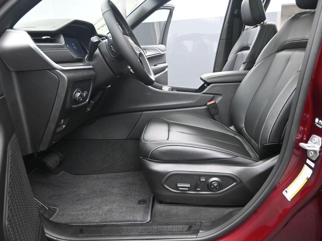 new 2025 Jeep Grand Cherokee car, priced at $43,977