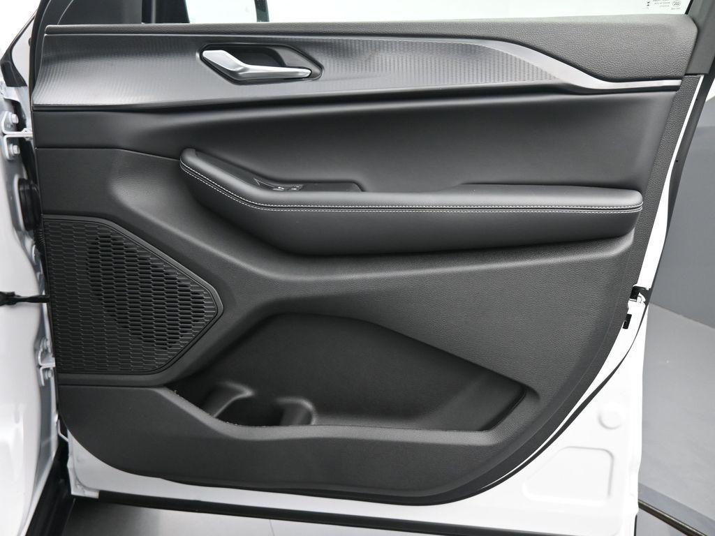 new 2025 Jeep Grand Cherokee car, priced at $44,138