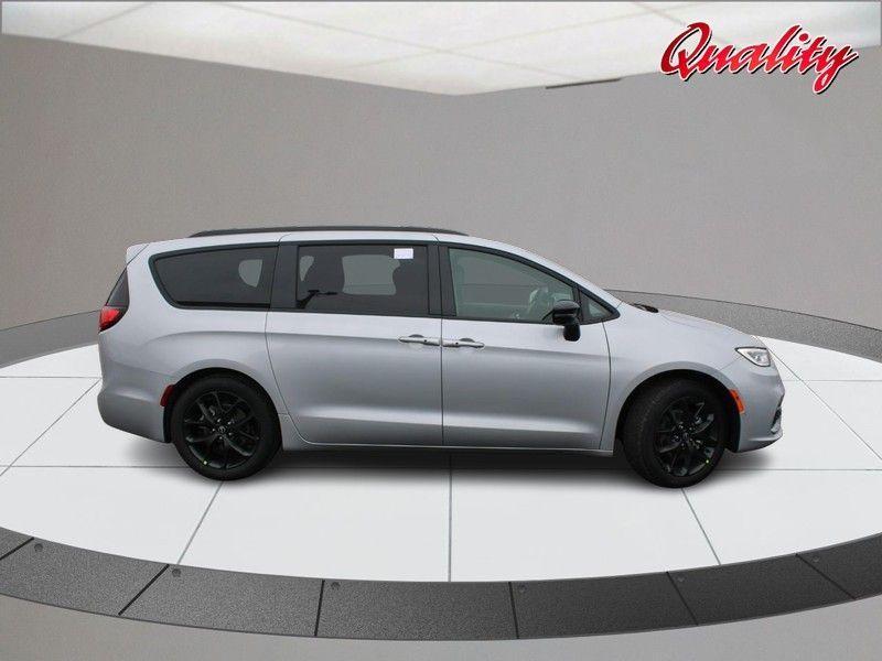 new 2026 Chrysler Pacifica car, priced at $56,435