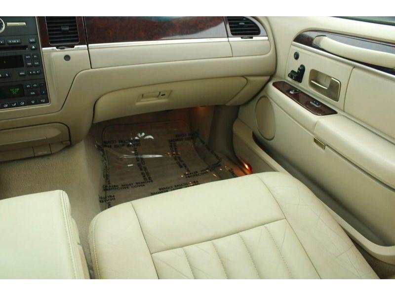 used 2006 Lincoln Town Car car, priced at $6,777