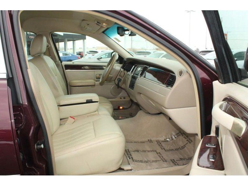 used 2006 Lincoln Town Car car, priced at $6,777