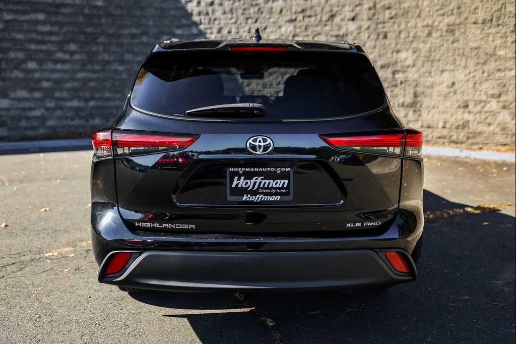 2020 Midnight Black Metallic Toyota Highlander