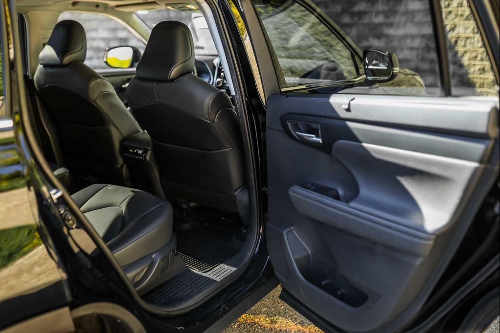 2020 Midnight Black Metallic Toyota Highlander