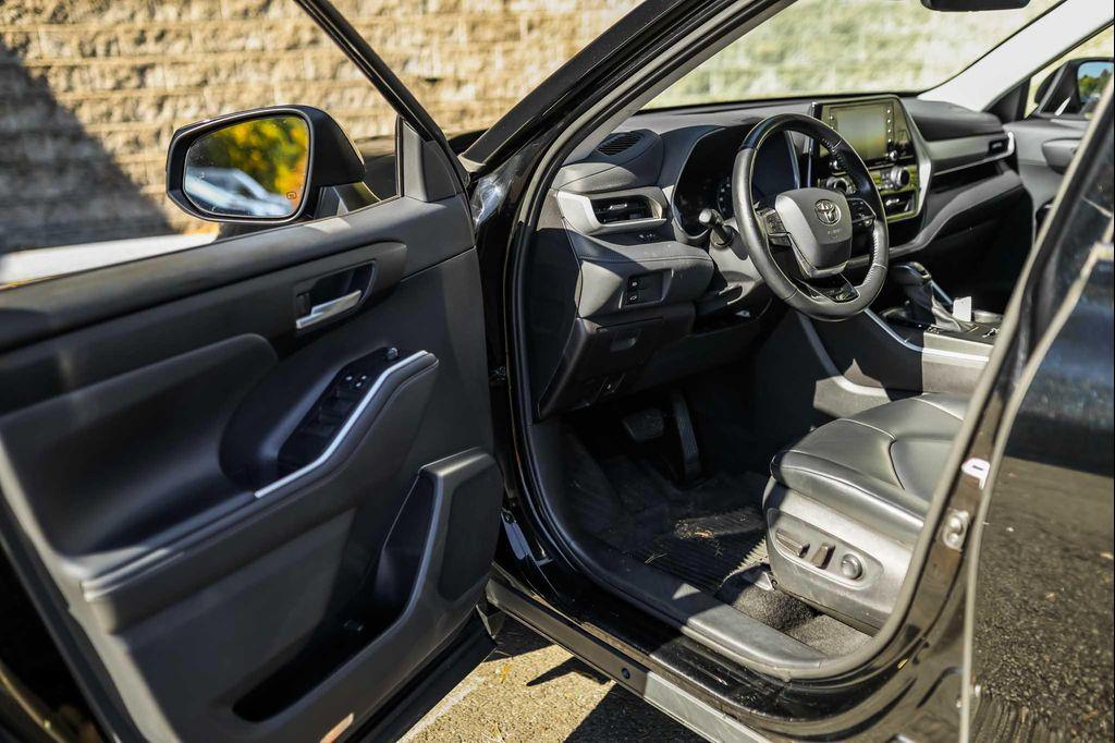 2020 Midnight Black Metallic Toyota Highlander