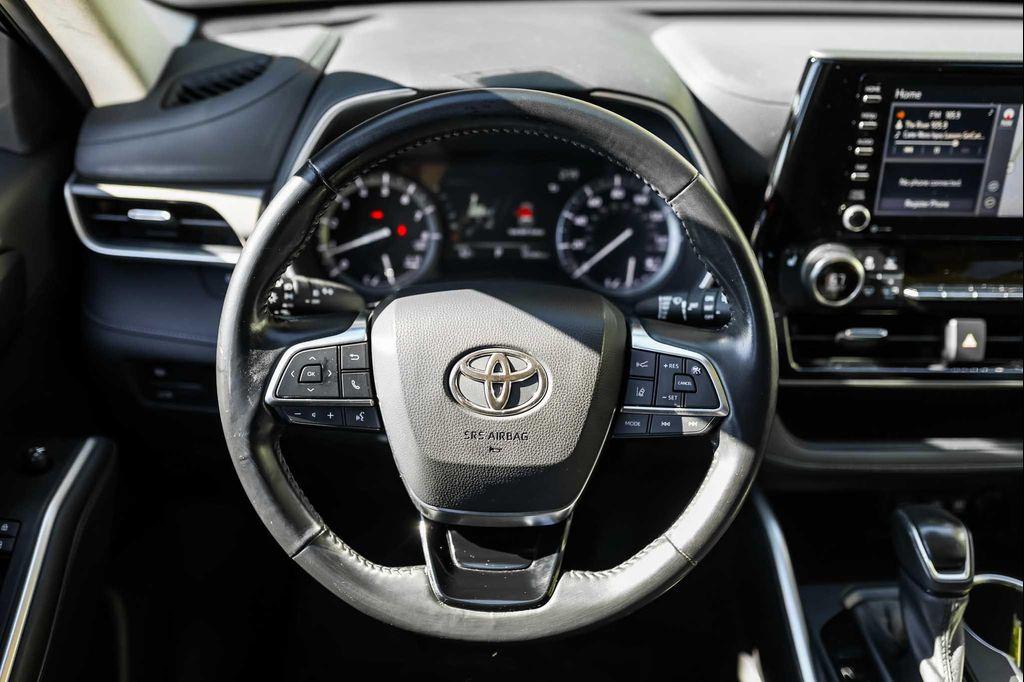 2020 Midnight Black Metallic Toyota Highlander