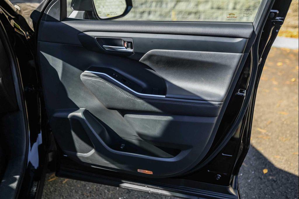 2020 Midnight Black Metallic Toyota Highlander
