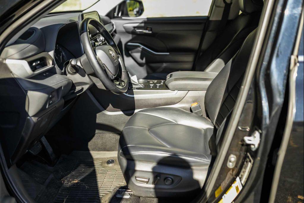 2020 Midnight Black Metallic Toyota Highlander