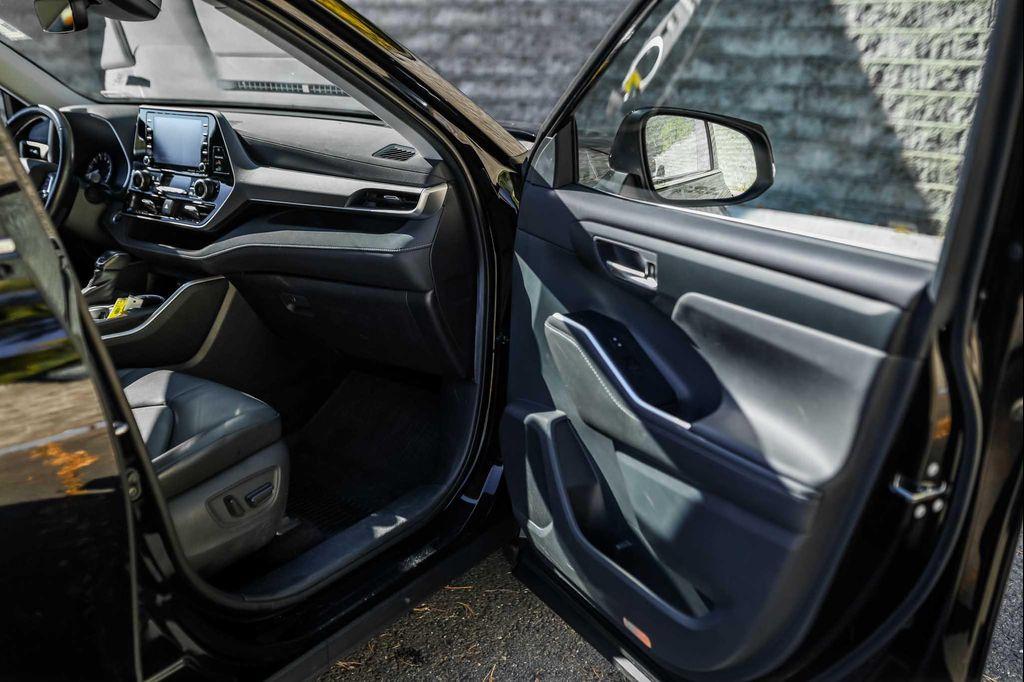 2020 Midnight Black Metallic Toyota Highlander