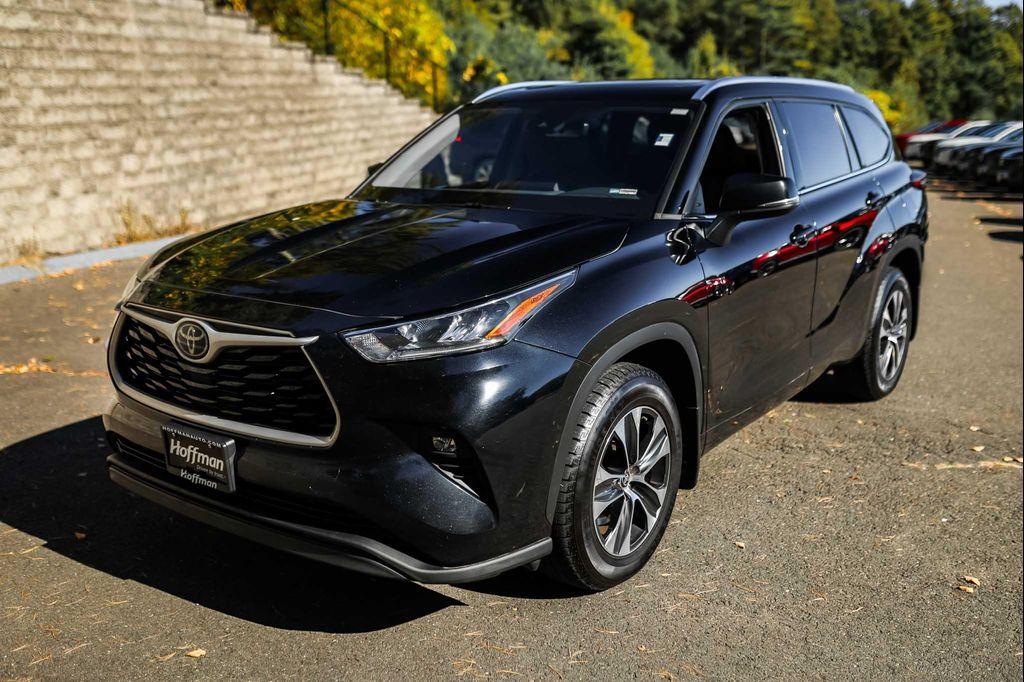 2020 Midnight Black Metallic Toyota Highlander