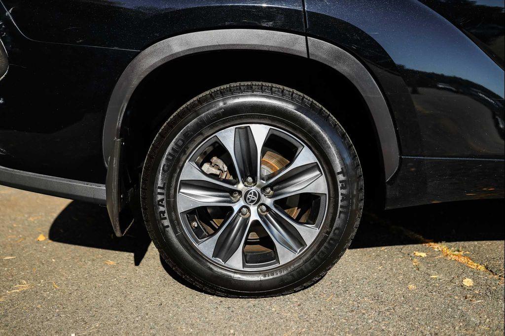 2020 Midnight Black Metallic Toyota Highlander