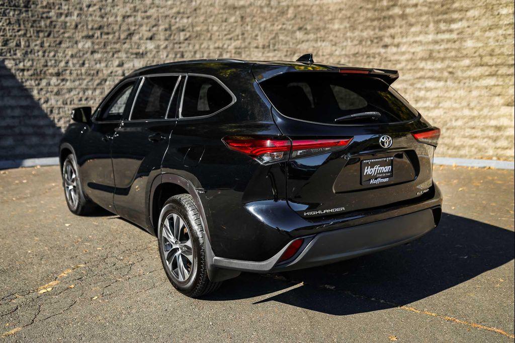 2020 Midnight Black Metallic Toyota Highlander