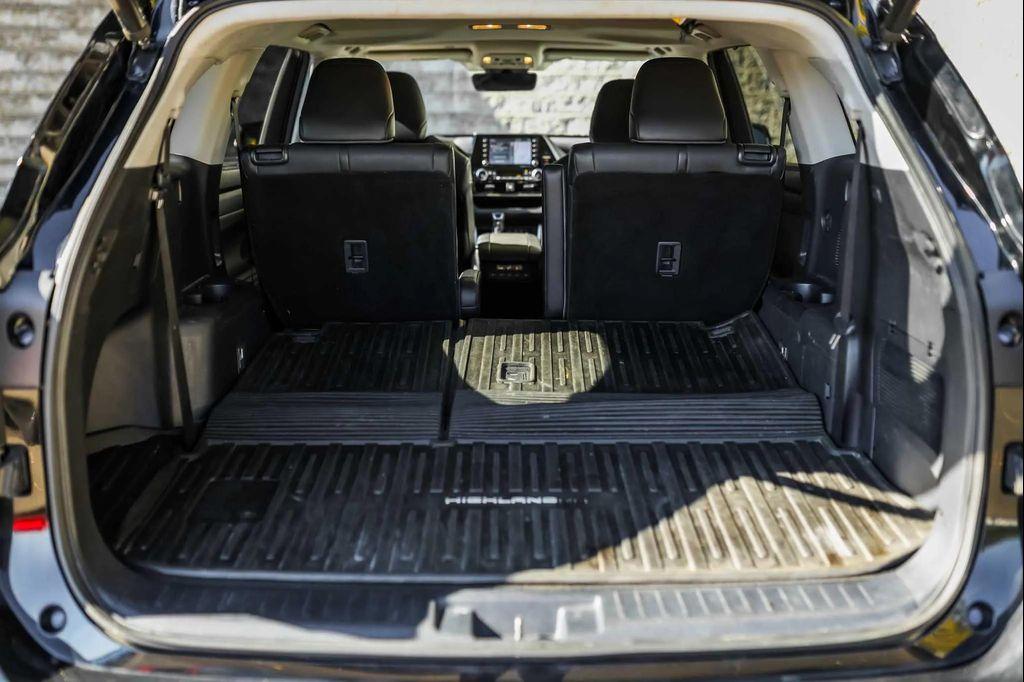 2020 Midnight Black Metallic Toyota Highlander