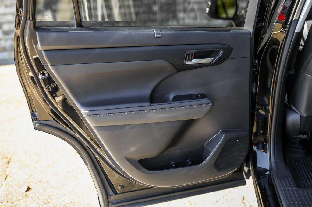 2020 Midnight Black Metallic Toyota Highlander