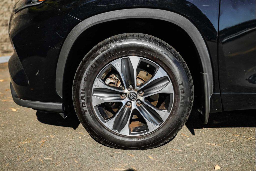 2020 Midnight Black Metallic Toyota Highlander