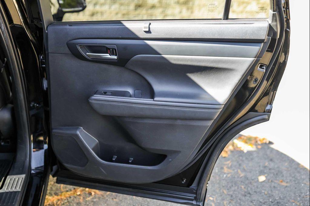 2020 Midnight Black Metallic Toyota Highlander