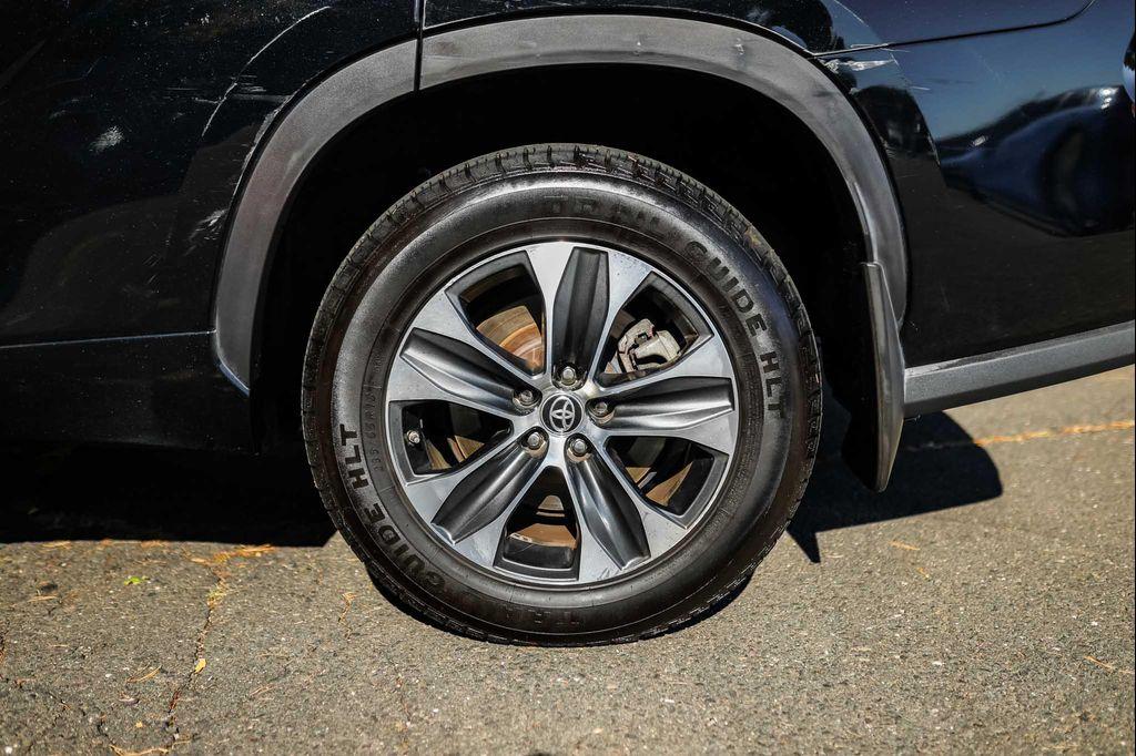 2020 Midnight Black Metallic Toyota Highlander