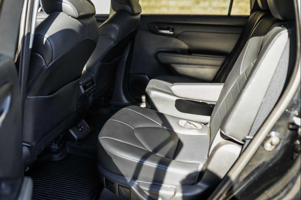 2020 Midnight Black Metallic Toyota Highlander