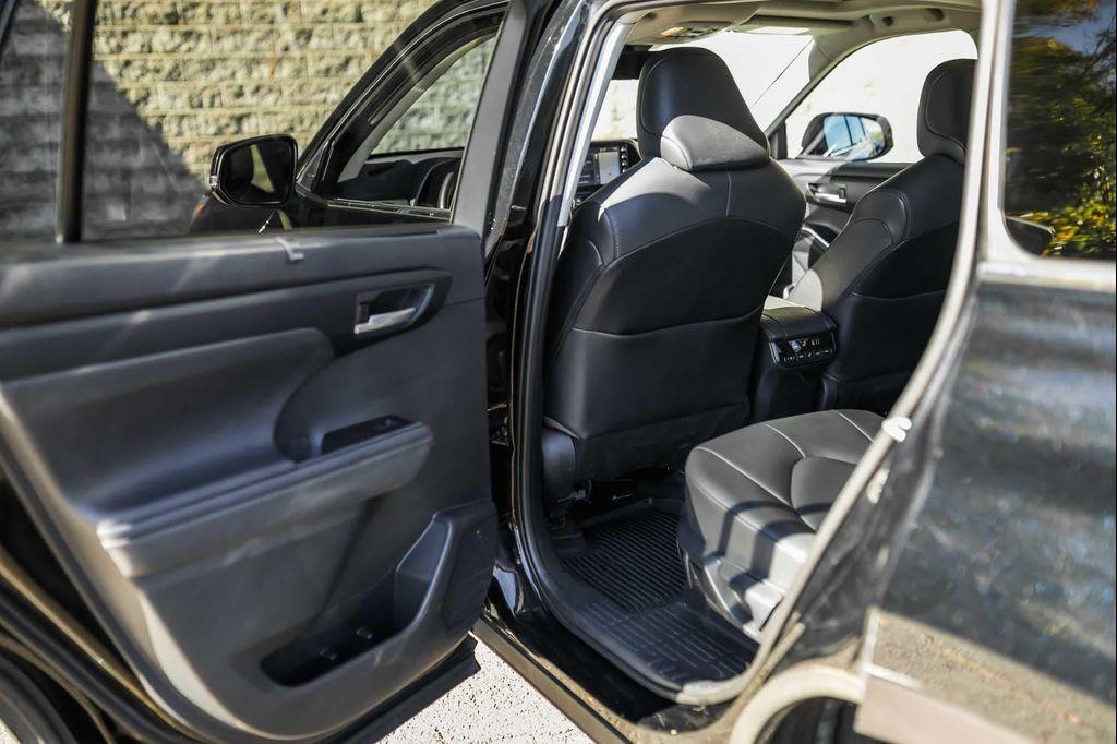 2020 Midnight Black Metallic Toyota Highlander