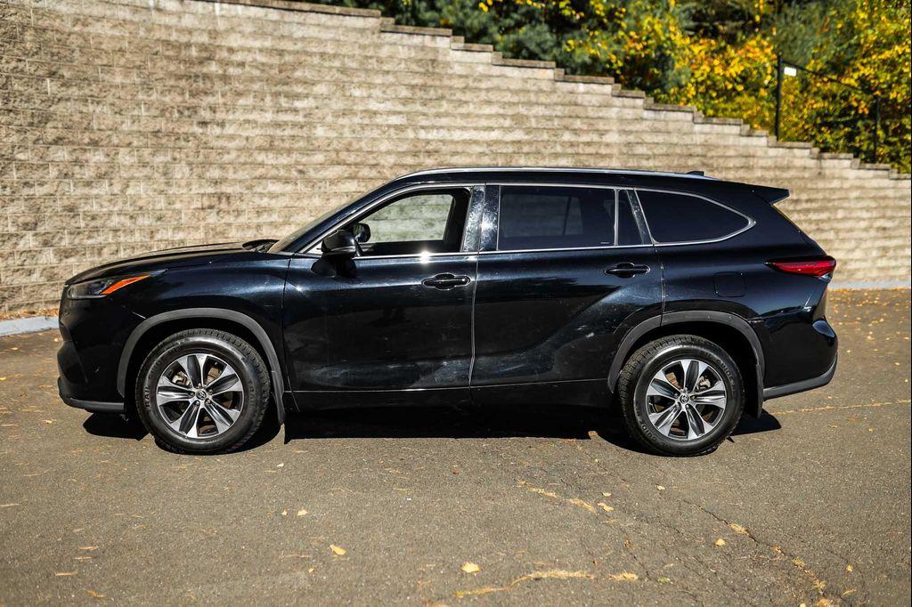 2020 Midnight Black Metallic Toyota Highlander