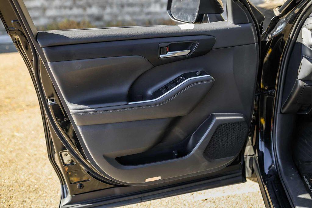 2020 Midnight Black Metallic Toyota Highlander