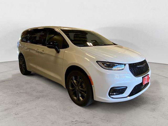 new 2026 Chrysler Pacifica car, priced at $45,966