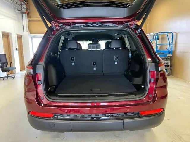 new 2025 Jeep Grand Cherokee car, priced at $41,880