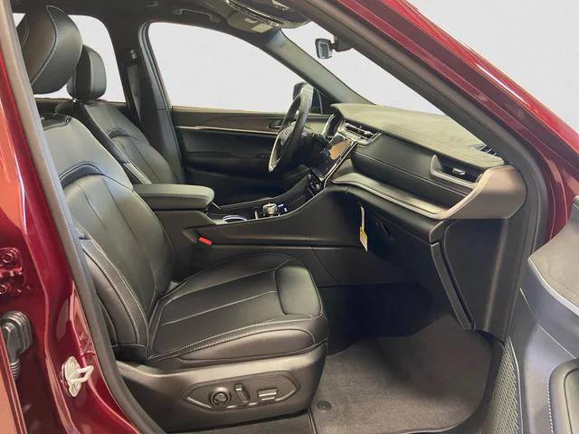 new 2025 Jeep Grand Cherokee car, priced at $41,880