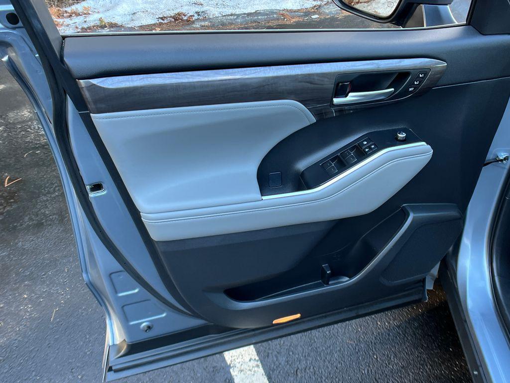 used 2021 Toyota Highlander car, priced at $36,988