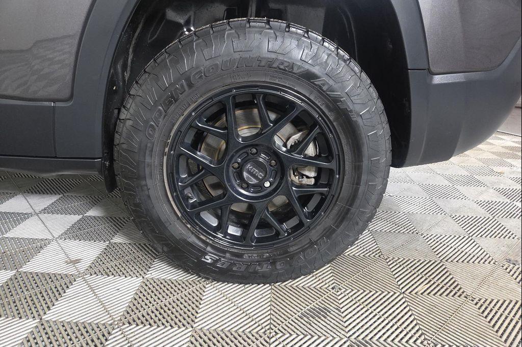 used 2020 Jeep Cherokee car, priced at $18,995