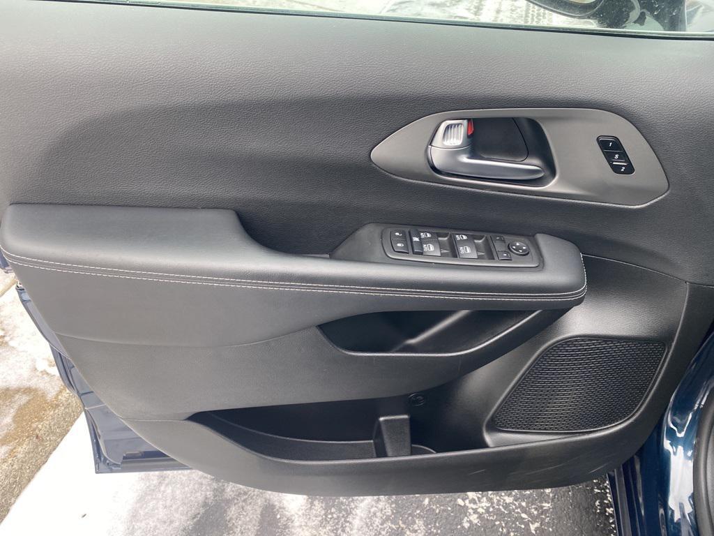 used 2025 Chrysler Pacifica car, priced at $30,729