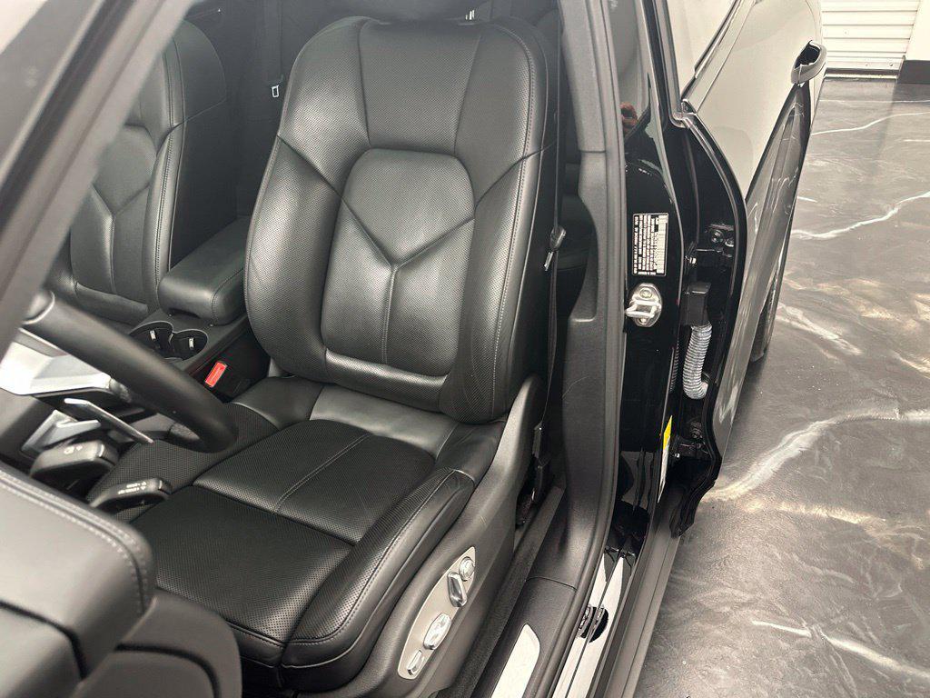Porsche Macan view 15