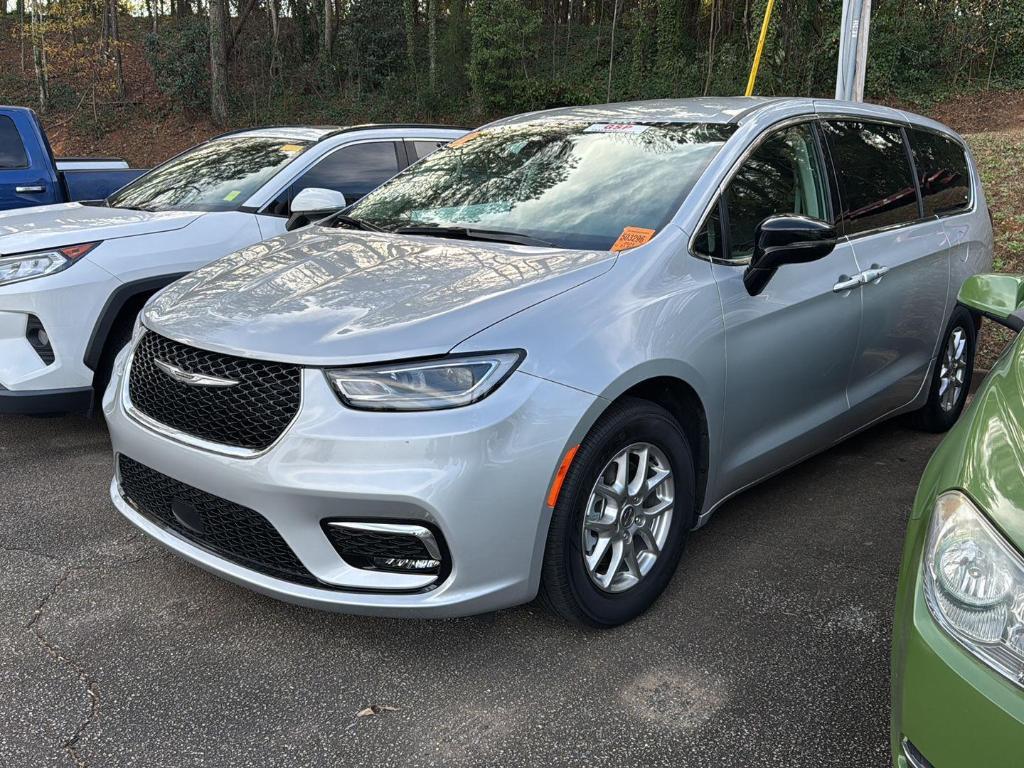 used 2024 Chrysler Pacifica car, priced at $31,999