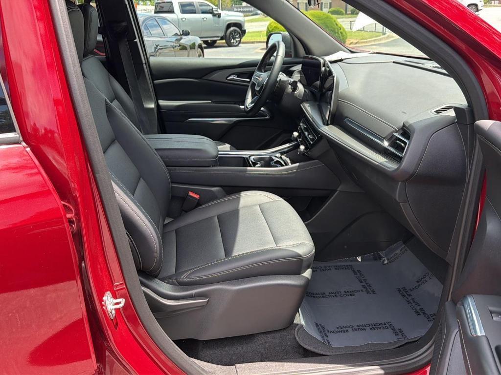 used 2025 Chevrolet Traverse car, priced at $36,998