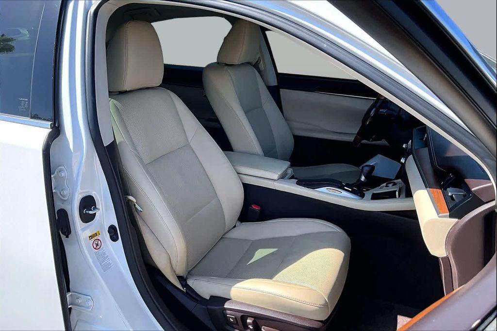 used 2016 Lexus ES 300h car, priced at $16,080