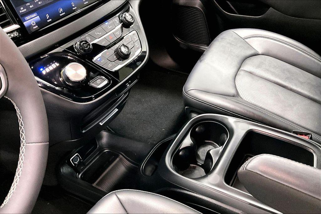 used 2026 Chrysler Pacifica car, priced at $32,900