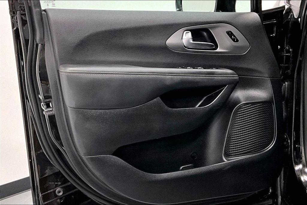 used 2026 Chrysler Pacifica car, priced at $32,900