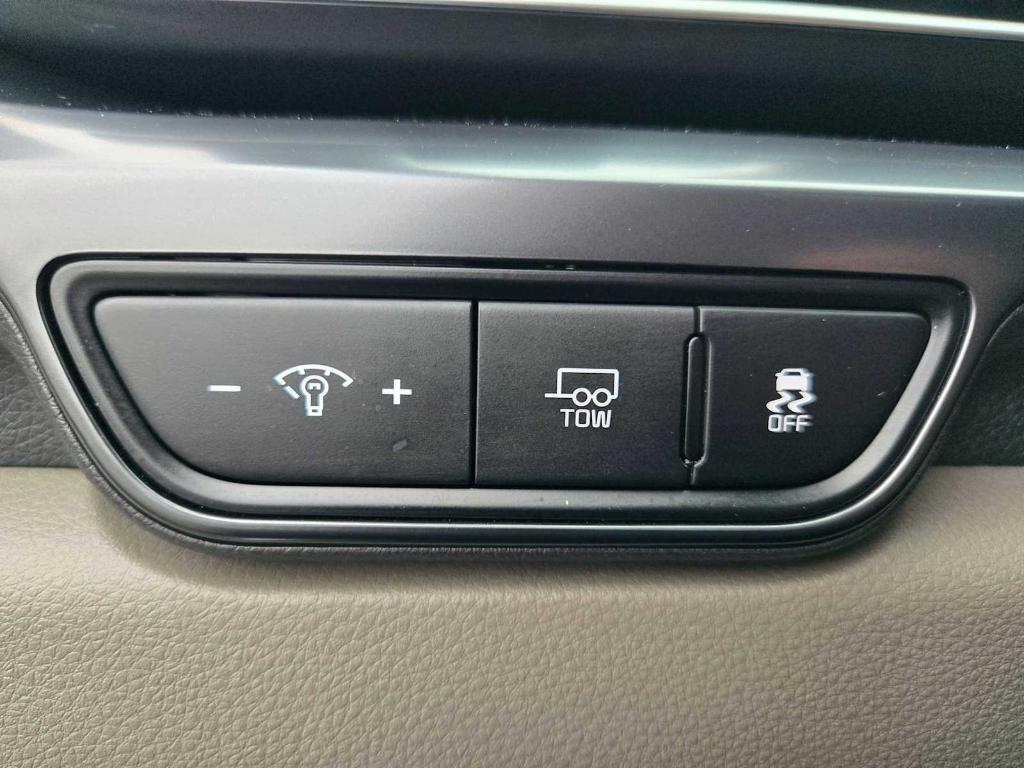 used 2025 Kia Carnival Hybrid car, priced at $35,918