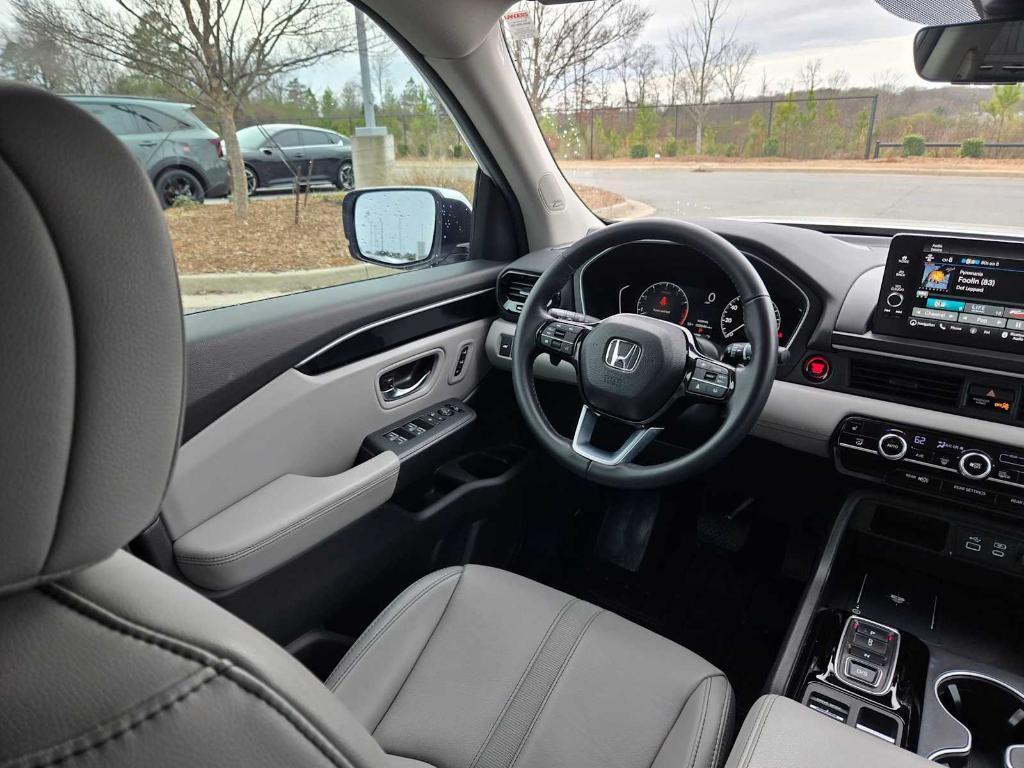 used 2025 Honda Pilot car, priced at $41,116