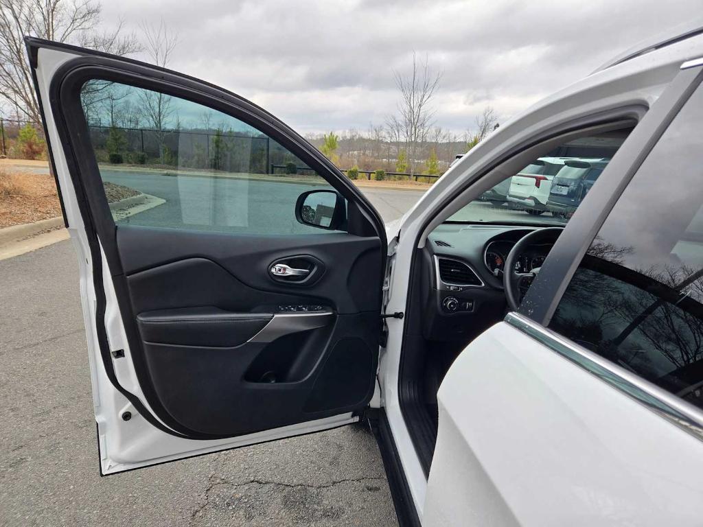 used 2019 Jeep Cherokee car, priced at $16,074