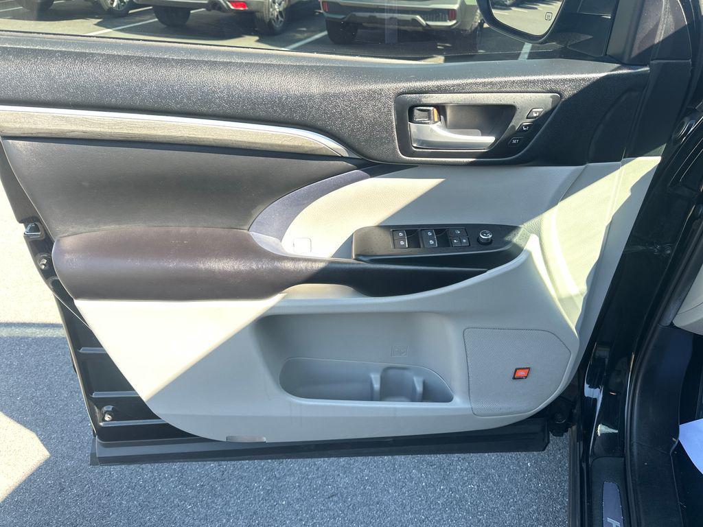 used 2019 Toyota Highlander car, priced at $25,888